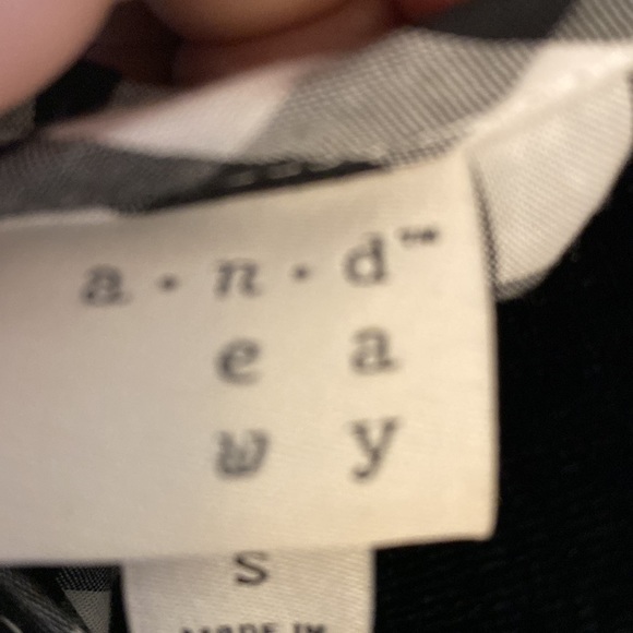 White/black summer top Size Small - Picture 2 of 2